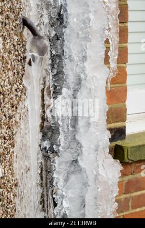 Surgelato di drenaggio coperto di ghiaccio, Londra, Regno Unito. Foto Stock