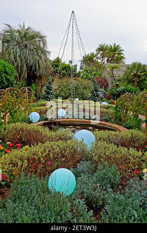 Una foto verticale di un bellissimo giardino con un laghetto Foto Stock