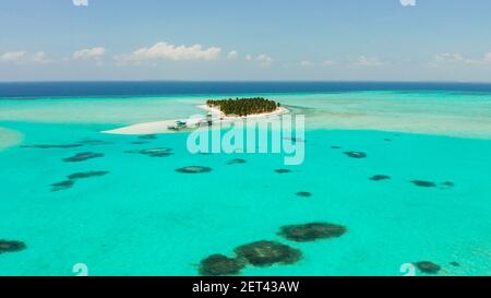 Isola tropicale nell'oceano con palme sulla spiaggia di sabbia bianca. Onok Isola, Balabac, Filippine. Estate viaggi e concetto di vacanza Foto Stock