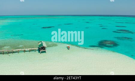 Isola tropicale nell'oceano con palme sulla spiaggia di sabbia bianca. Onok Isola, Balabac, Filippine. Estate viaggi e concetto di vacanza Foto Stock