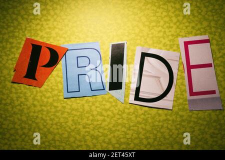 La parola 'Pride' usando le lettere di carta ritagliate nella tipografia di effetto di nota di riscatto, USA Foto Stock