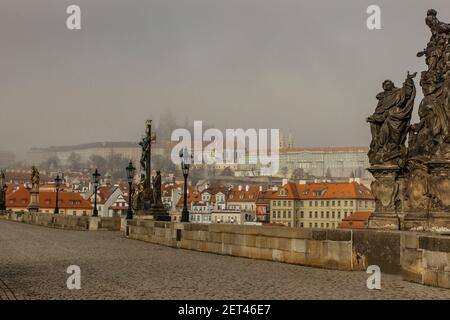 Vista da cartolina del Castello di Praga in nebbia dal Ponte Carlo, repubblica Ceca.Famous turista destination.Prague panorama.Foggy mattina in città. Foto Stock