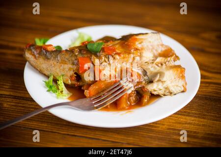 nasello intero stufato con carote, barbabietole, peperoni e altre verdure. Foto Stock