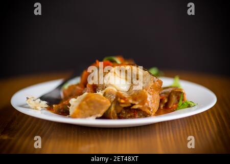 nasello intero stufato con carote, barbabietole, peperoni e altre verdure. Foto Stock