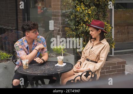 Giovane coppia che si gode un bel pomeriggio insieme. Condividere i bei momenti gustando un drink. Foto Stock