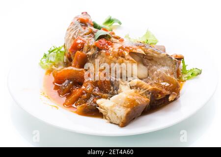 nasello intero stufato con carote, barbabietole, peperoni e altre verdure. Foto Stock