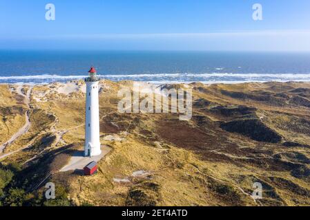 Costruito nel 1906, il faro di Lyngvig Fyr, alto 38 metri, sulla costa danese del Mare del Nord, è una splendida attrazione turistica tra la sabbia danese Foto Stock