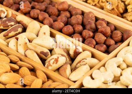 Il mucchio di vari noci nella scatola di legno. Foto Stock