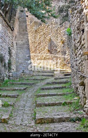 Strada acciottolata nel borgo medievale Foto Stock