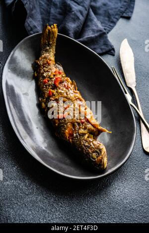 Vista dall'alto di un'intera trota arrosto in dolce asiatico e salsa affosata Foto Stock