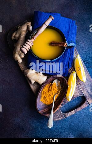 Vista dall'alto di una tazza di latte materno con ingredienti Foto Stock