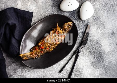Vista dall'alto di un'intera trota arrosto in dolce asiatico e salsa affosata Foto Stock