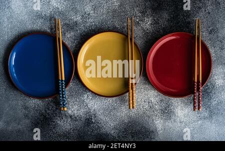 Vista dall'alto di un tavolo asiatico con bacchette Foto Stock