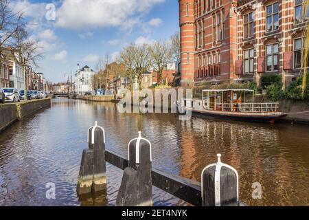 Vecchia nave in un canale nel centro di Groningen, Paesi Bassi Foto Stock