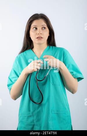 Ritratto di una giovane donna dottore con stetoscopio in uniforme. Foto Stock