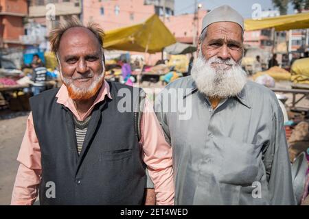 Jaipur, India. 09-05-2018. Ritratto di due uomini che lavorano nel mercato locale nel centro di Jaipur. Foto Stock