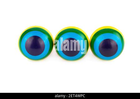 Tre palline colorate a righe di gomma isolate su sfondo bianco. Foto Stock