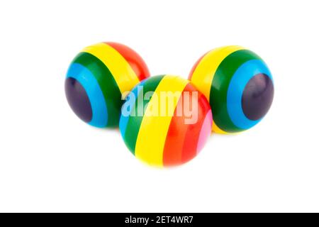 Tre palline colorate a righe di gomma isolate su sfondo bianco. Foto Stock