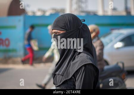 Jaipur, India. 09-05-2018. Ritratto di una donna musulmana vestito nero nel mercato locale nel centro di Jaipur. Foto Stock