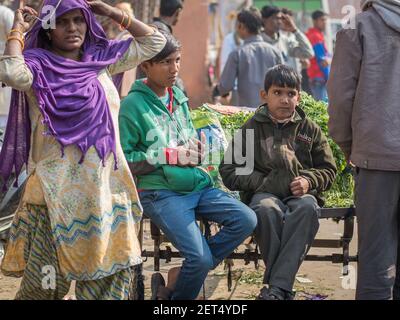 Jaipur, India. 09-05-2018. Due adolescenti che lavorano nel mercato locale di Jaipur che vende verdure. Foto Stock