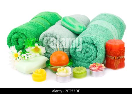 Spa con asciugamani, candele, saponi e fiori isolati su sfondo bianco. Foto Stock