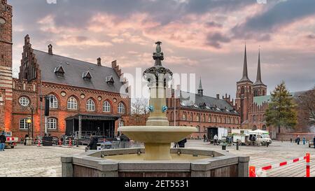 ROSKILDE, DANIMARCA - 11 NOVEMBRE 2018: La piazza principale di Roskilde che mostra il municipio, la fontana e la cattedrale. Foto Stock