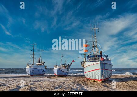 Navi da pesca costiere sulla spiaggia di Thorup nella Danimarca occidentale Foto Stock