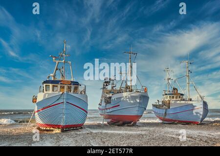 Navi da pesca costiere sulla spiaggia di Thorup nella Danimarca occidentale Foto Stock