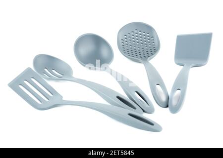 Set di utensili da cucina in plastica grigia isolati su sfondo bianco. Foto Stock