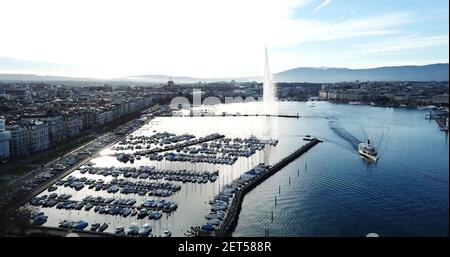 Vista sul drone di Ginevra e sul suo Jet d'Eau, Svizzera. Vente d'érienne de Genève, du jet d'eau et du Bateau de la CGN, Suisse Foto Stock