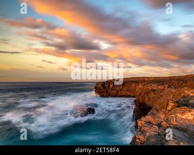 Spettacolare tramonto sulle scogliere rocciose di Fuerteventura Foto Stock