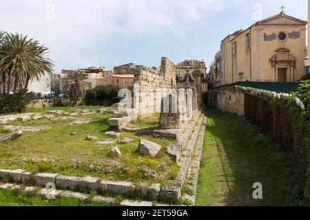 Italia, Sicilia, Ortigia, uno dei più importanti monumenti greci antichi di Ortigia, di fronte a Piazza Pancali, Foto Stock