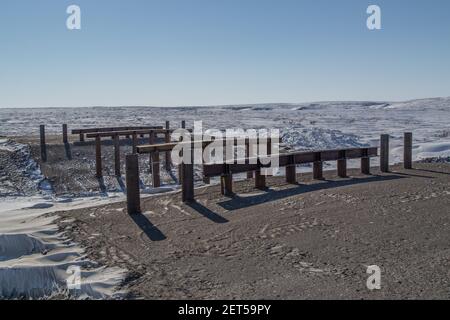 Pilings in luogo per la costruzione del ponte A3, uno degli 8 ponti lungo la ghiaia Inuvik-Tuktoyaktuk Highway, territori del Nord-Ovest, Canada Artico. Foto Stock