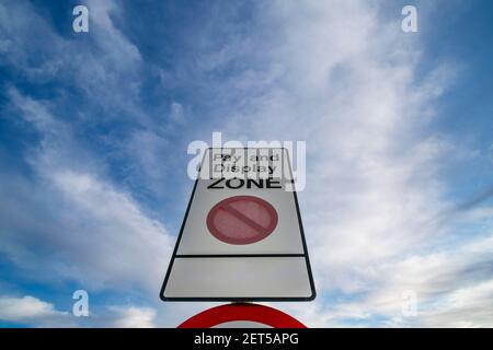 Cartello per la zona di pagamento e visualizzazione in un parcheggio un cielo blu Foto Stock