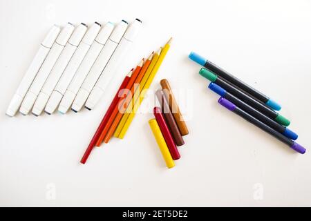 Un grande gruppo di attributi di disegno, un grande gruppo di matita, penna e marcatori, mercati di disegno. Foto Stock