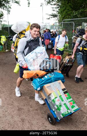 Festival Goer arriva sul posto per Glastonbury 2019 presso Worthy Farm, Pilton, Somerset. Data immagine: Mercoledì 26 giugno 2019. Il credito fotografico dovrebbe essere: David Jensen Foto Stock