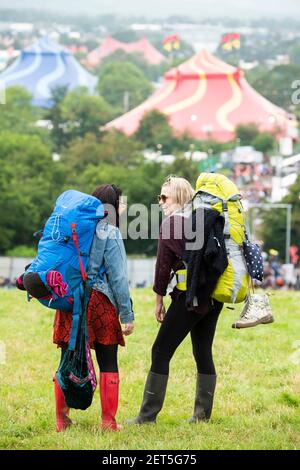 I festaioli arrivano sul posto per Glastonbury 2019 a Worthy Farm, Pilton, Somerset. Data immagine: Mercoledì 26 giugno 2019. Il credito fotografico dovrebbe essere: David Jensen Foto Stock