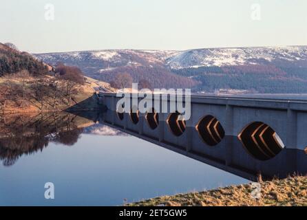 1979 - Viadotto di Ashopton e riflesso del ponte stradale nell'acqua. Il ponte viadotto porta la strada A57 sopra il lago artificiale di Ladybower fino allo Snake Pass Derbyshire Peak District National Park Derbyshire England UK GB Europe, a57 Road Peak District Foto Stock