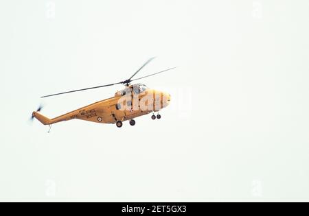 1979 - Anglesea Galles del Nord - Yellow Royal Air Force Rescue Helicopter in volo su una missione di soccorso dalla RAF Valley ad Anglesey. L'elicottero Whirlwind di Westland era una versione britannica della US Sikorsky S-55/H-19 Chickasaw. Servì principalmente con il Royal Navy's Fleet Air Arm in anti-sommergibile e ricerca e salvataggio Roles.A Westland Whirlwind HAR.10 in colori gialli ASR. La Royal Air Force Search and Rescue Force ha utilizzato i vortici dipinti in giallo per salvare le persone intorno alla costa del Regno Unito. Westland Wessex, sostituito da elicotteri Westland Sea King Foto Stock