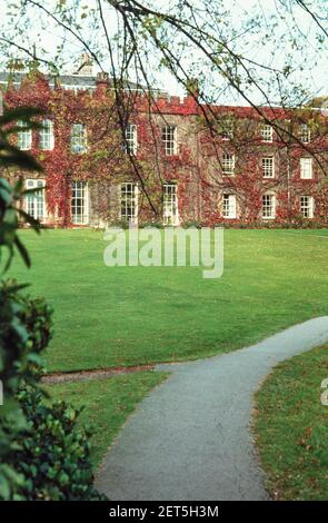 1979 Nottingham University Campus Nottingham England - Hugh Stewart Hall of Residence nel campus dell'Università di nottingham. Hugh Stewart Hall è la sala più grande del campus di University Park. La parte più antica di Hugh Stewart Hall è stata chiamata Lenton Hall e fu costruita nel 1792 da William Stretton, come casa del banchiere di Nottingham e proprietario della Butterley Company, John Wright. La sala fu ampliata nel 1937, e fu ribattezzata Hugh Stewart. È stata nuovamente estesa nel 1969. È coperto in Virginia Creeper sulla parte più vecchia Lenton Hall. Università di nottingham campus Nottingham University Inghilterra GB UK Foto Stock