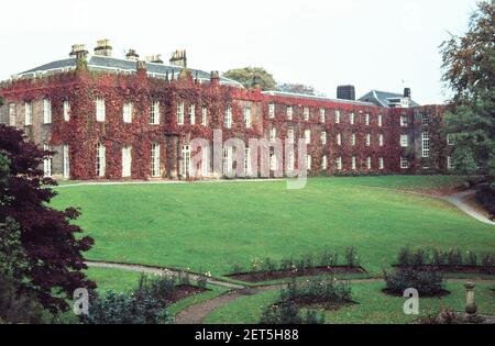 1979 Nottingham University Campus Nottingham England - Hugh Stewart Hall of Residence nel campus dell'Università di nottingham. Hugh Stewart Hall è la sala più grande del campus di University Park. La parte più antica di Hugh Stewart Hall è stata chiamata Lenton Hall e fu costruita nel 1792 da William Stretton, come casa del banchiere di Nottingham e proprietario della Butterley Company, John Wright. La sala fu ampliata nel 1937, e fu ribattezzata Hugh Stewart. È stata nuovamente estesa nel 1969. È coperto in Virginia Creeper sulla parte più vecchia Lenton Hall. Università di nottingham campus Nottingham University Inghilterra GB UK Foto Stock