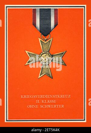 WW2 Premio della medaglia nazista tedesca 'kriegsverdienstkreuz 11.classe Ohne Schwerter' la seconda Classe di Merit Cross senza spade incrociate. Al centro si trova un emblema Swastika Foto Stock