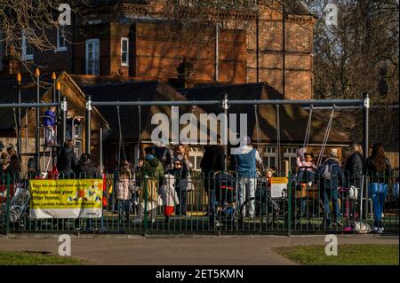 Londra, Regno Unito. 1 marzo 2021. I parchi giochi dovrebbero essere solo per le persone senza giardini, ma sono pieni - è soleggiato ma freddo e le persone sono ancora fuori incontro con gli amici e / o ottenere un po 'di esercizio. Vita all'aperto su Clapham Common in Lockdown 3 che include un soggiorno a casa istruzioni. Credit: Guy Bell/Alamy Live News Foto Stock