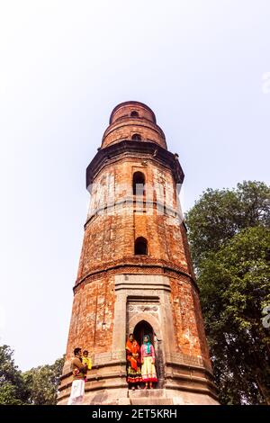 Malda, Bengala Occidentale, India - Gennaio 2018: Un antico pilastro di pietra alto nelle rovine del villaggio di Gaur. Foto Stock