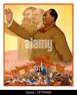 Il presidente Mao Vintage poster comunista con Karl Marx e Vladimir Lenin in in background con il presidente Mao Zedong Vintage Chinese Propaganda Poster 1960 's Rivoluzione culturale dal presidente Mao Cina Foto Stock