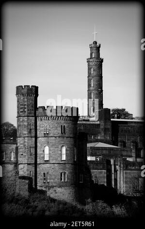 Calton Hill, Nelson's Monument e St. Andrew's House, la sede del governo scozzese. Edimburgo, Scozia Foto Stock