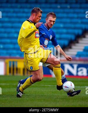 GIOCA LA SECONDA TAPPA DI OFF MILLWALL V BIRMINGHAM 2/5/2002GEOFF HORSFIELD E. STEVEN REID IMMAGINE DAVID ASHDOWN.FOOTBALL Foto Stock