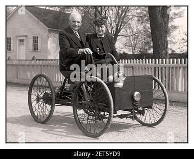 'Ford Quadricycle' Henry e Clara Ford nel 1946, in occasione del 50° anniversario della Ford Quadricycle del 1896. Archivio Henry Ford, visionario e industriale il Ford Quadricycle è stato il primo veicolo sviluppato da Henry Ford. La prima auto della Ford era un telaio semplice con un motore a gas e quattro ruote per biciclette montate su di esso. Le prime auto furono costruite a mano, una ad una, e molto costose. Le macchine particolari sono state viste come giocattoli per i ricchi nel 1890, il carrello horsless. Foto Stock