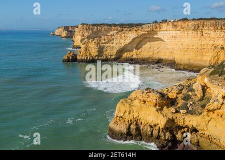 Bella spiaggia vuota vicino Portimao, Algarve, Portogallo Foto Stock