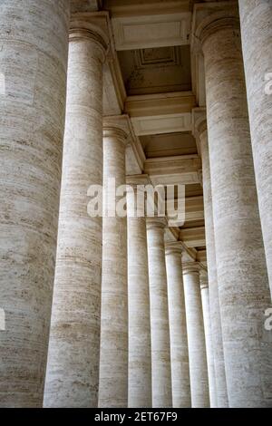 La bella passerella di pilastri in pietra che circonda l'edificio Vaticano a Roma, Italia Foto Stock